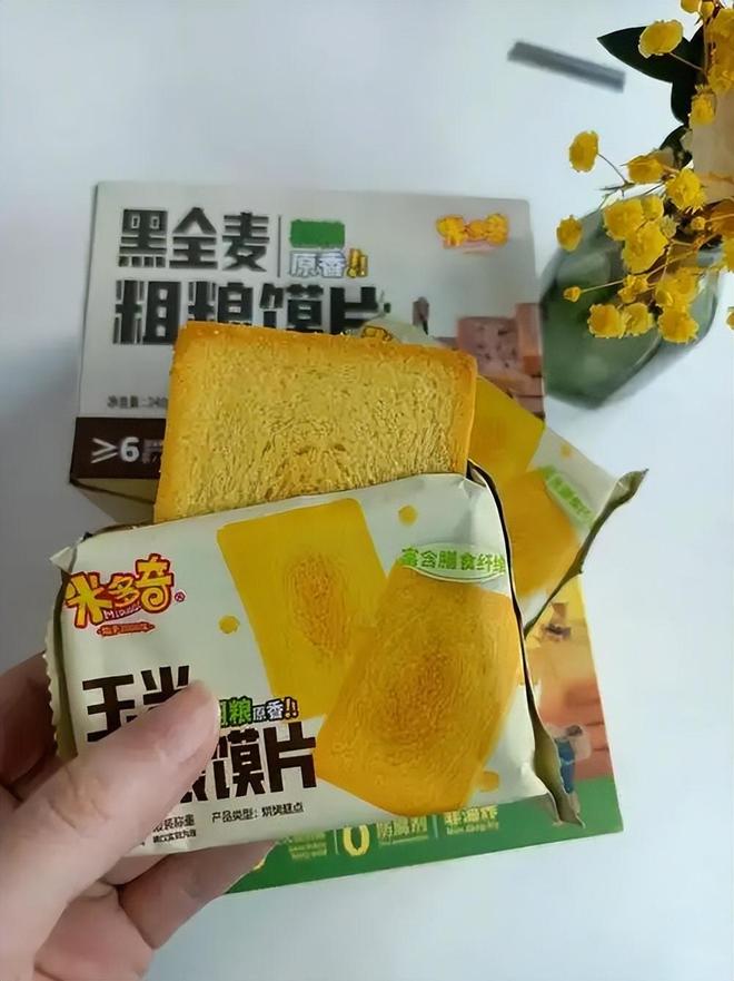 靠5元产品撑起16亿帝国年销151亿片pg电子试玩零食圈又杀出一匹隐形黑马！(图11)