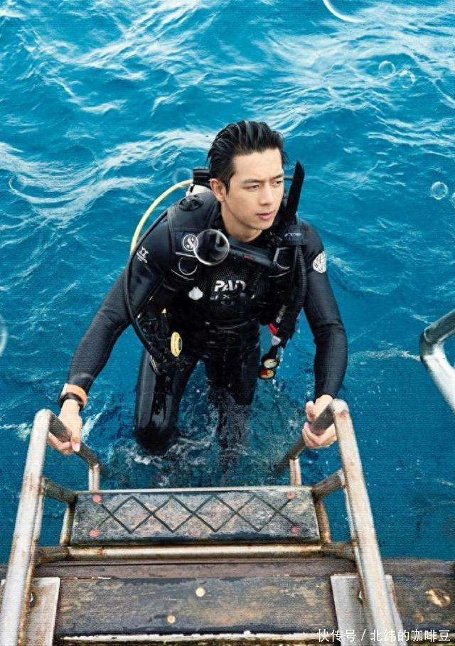 海豚天团手机拍出 海洋版时尚大片电子pg游戏突发！李现潜水偶遇(图2)